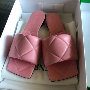 Bottega Veneta
The Lido flat sandals pink brand new